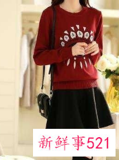 酒红色毛衣搭配黑色外套