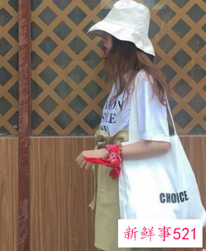 白色渔夫帽配什么衣服