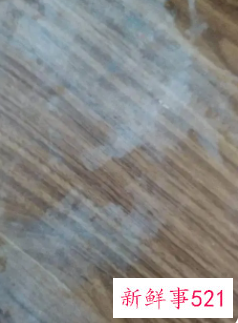 地板上一直有印子像是有油