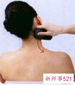 怎么刮痧背部图解