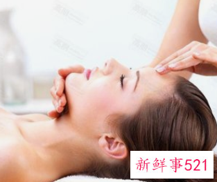 女性面部拨筋是最简单的美容DIY方法