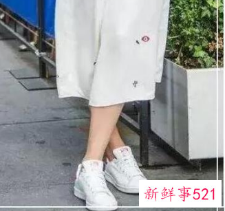 白色裙子配什么颜色高跟鞋