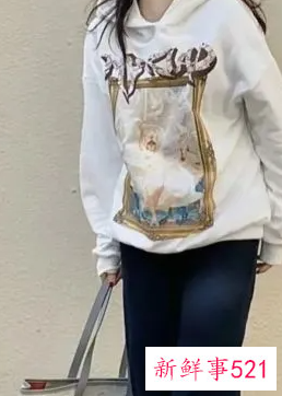 吊带牛仔裤搭配什么上衣