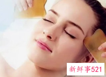 女性面部拨筋是最简单的美容DIY方法