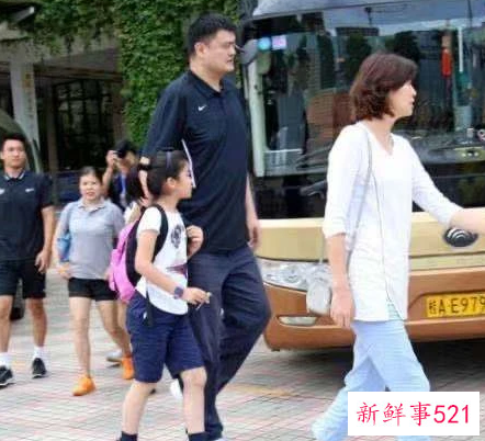 姚明牵手女儿逛街被认出，11岁姚沁蕾长到大姚胸口