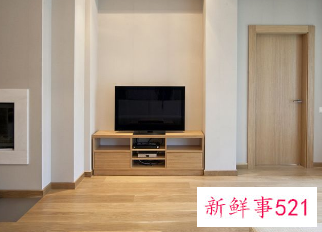 电视背景墙两边挂什么挂饰好