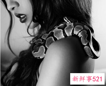 女人梦见蛇缠脖子
