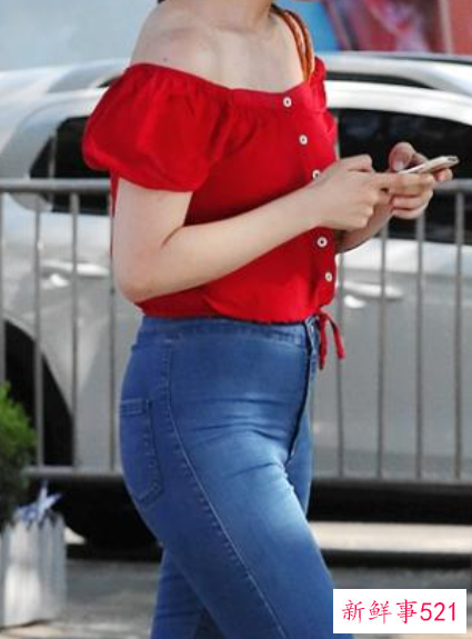 牛仔裤搭配什么上衣好看女