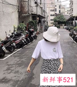 白色渔夫帽配什么衣服