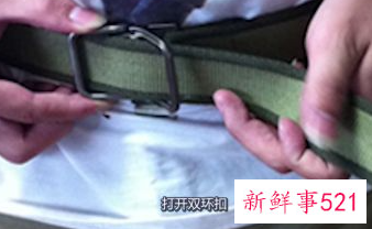 女式双环扣腰带怎么系