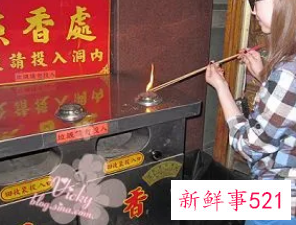 梦见在寺庙求签道士