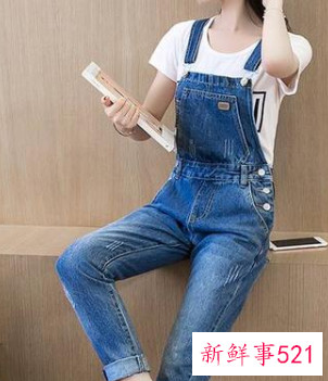 吊带牛仔裤搭配什么上衣