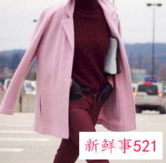 酒红色毛衣搭配黑色外套