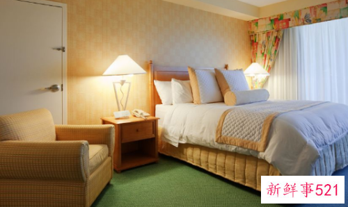 两间卧室门相对的风水