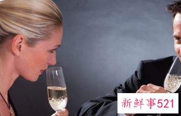 两个人在一起多久会失去新鲜感