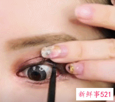 眼线怎么画显眼大