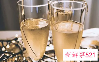 梦见送酒给别人喝