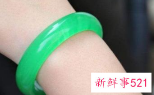 玉镯可不可以戴右手