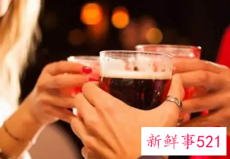 梦见送酒给别人喝