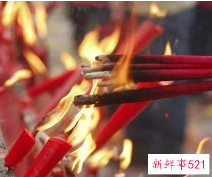 梦见寺庙很多人排队上香