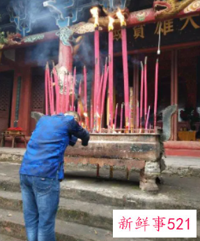 梦见寺庙很多人排队上香