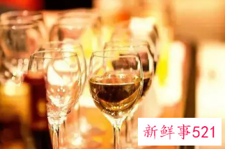 梦见送酒给别人喝