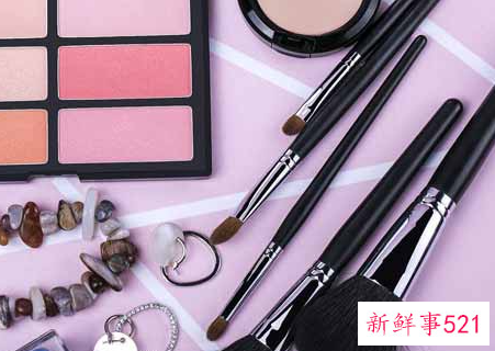 眼线怎么画显眼大