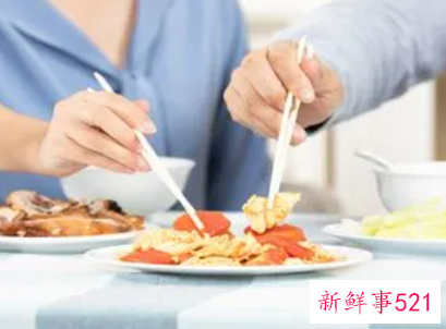 梦见自己吃饭别人看着