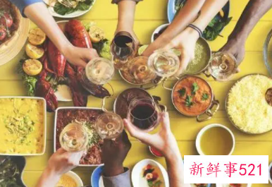 梦见自己吃饭别人看着