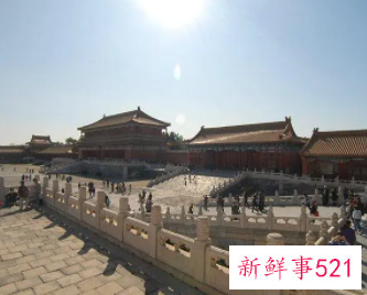 梦见很多人去参观一个地方