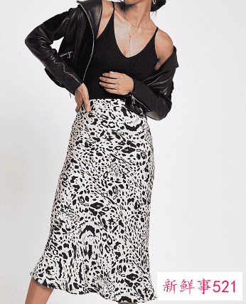 开叉半身裙搭配什么外套