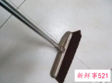 如何清理地板上的头发