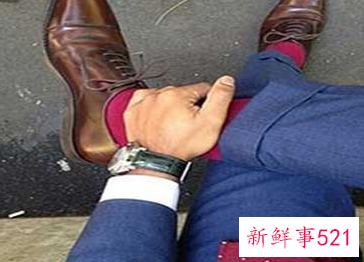 中帮皮鞋配什么颜色袜子