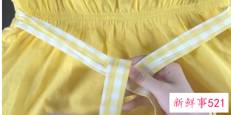 裙子带子的蝴蝶结系法