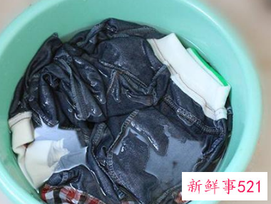 牛仔裤褪色第一次怎么洗