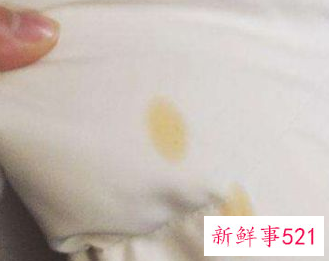 羽绒服上有污渍怎么擦掉