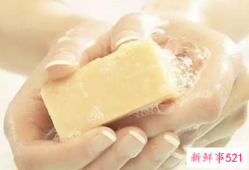 皮质沙发上的污渍怎样才能够清理