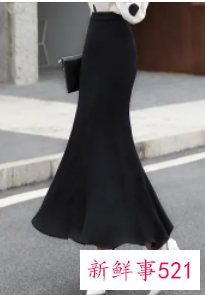 黑色开叉半身长裙搭配