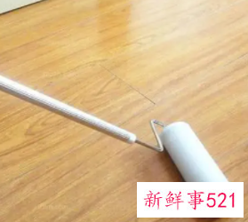 如何清理地板上的头发