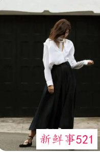 黑色开叉半身长裙搭配