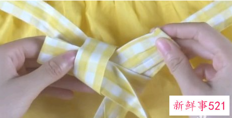 裙子带子的蝴蝶结系法