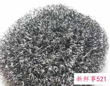 如何清理地板上的头发