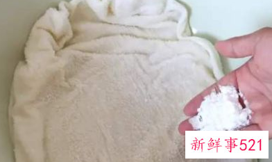 羽绒服上有污渍怎么擦掉