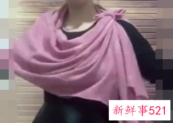 怎样用丝巾做披肩