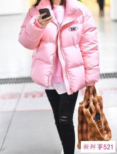 粉色羽绒服搭配什么鞋子