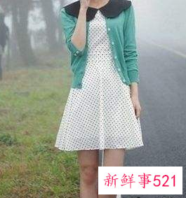 开叉半身裙搭配什么外套