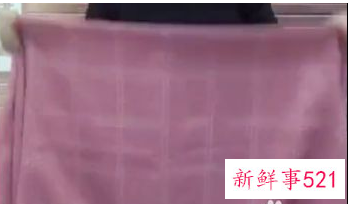 怎样用丝巾做披肩