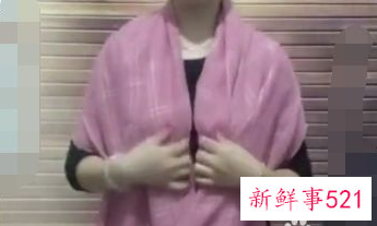 怎样用丝巾做披肩