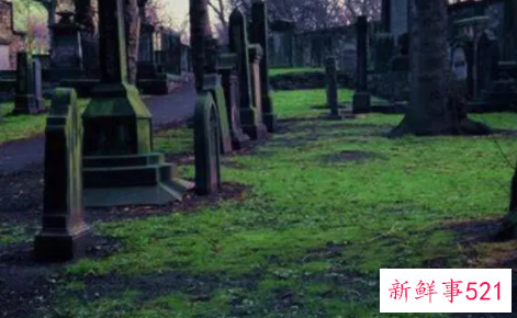 女士梦见路边很多坟地