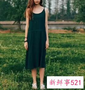 墨绿色的包包老气吗